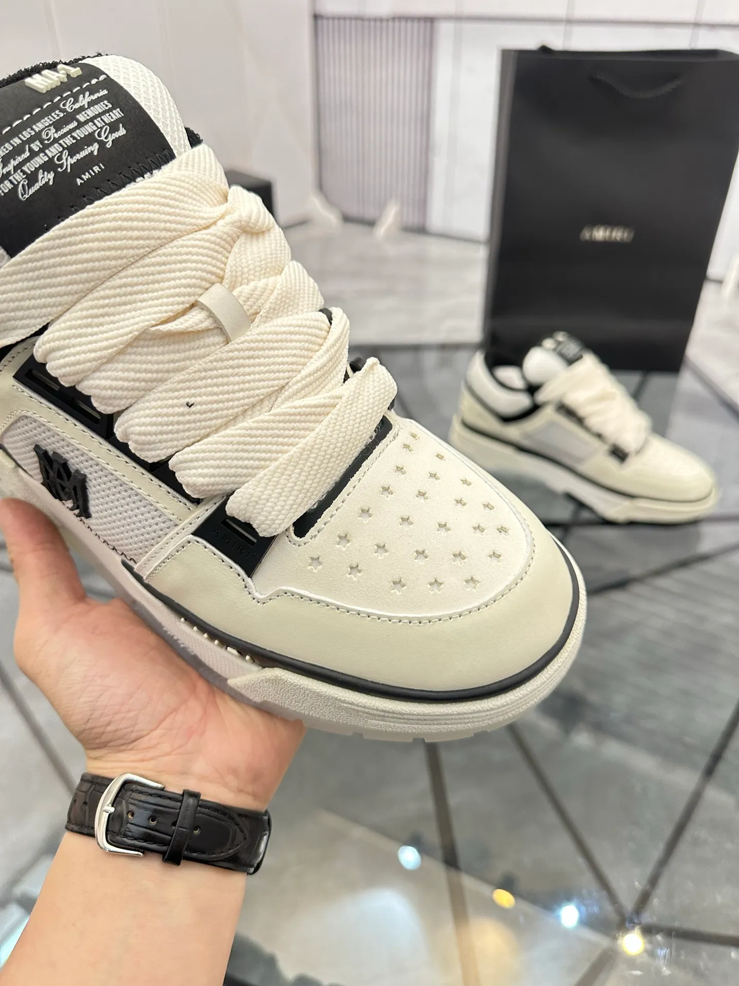 Men's shoes: 💰P720¥ Guangzhou top quality Product trademark: AMIRI* "Amir*" low-top casual shoes Regular size: 39-44 (can be customized to 45) Product materials: upper imported first-layer cowhide stitching original material, breathable lining, original outsole. Number: 525